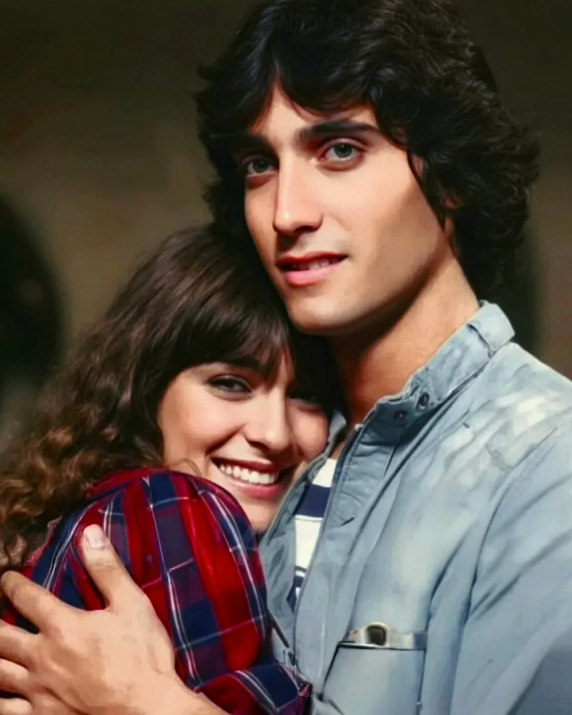 Relatando datos de las grandes producciones venezolanas💫

En la TV en Venezuela, la novela que realmente rompió el molde fue "Ligia Elena" 🫶🏻 Fue la primera "telenovela juvenil" con un éxito masivo, escrita por el gran César Miguel Rondón.
​El Romance Imposible: Alba Roversi interpretaba a una joven de la alta sociedad "la niña sifrina" y Guillermo Dávila a un humilde músico de barrio "el musiquito Nacho".
​
Antes de ellos, las novelas eran sufridas y acartonadas. Esta pareja trajo frescura, lenguaje coloquial, música de salsa y una estética con la que los jóvenes de los 80's se identificaron por primera vez.

Guillermo Dávila no solo actuaba; su tema "Solo pienso en ti" se convirtió en un himno generacional que impulsó su carrera como el "Idolo de una Generación" 🫶🏻 Feliz fin de semana 🙌🏻
•
•
#guillermodavilaoficial 
#guillermodavila 
#latinos 
#musica
#músicaromántica