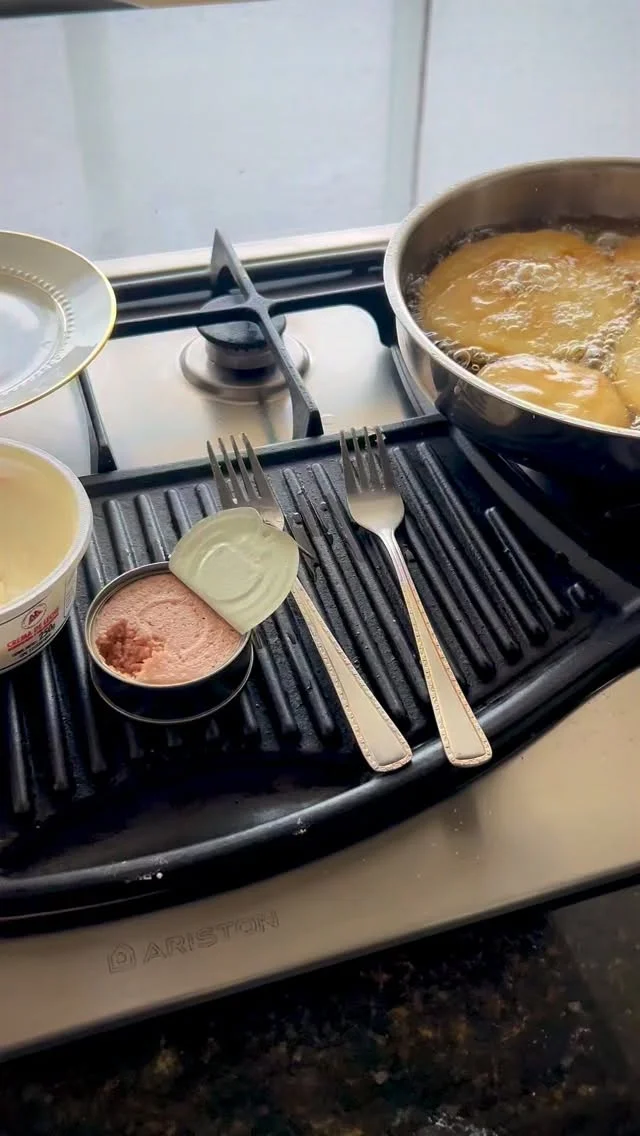 Y con Uds. la reina… 🫓 Que cosa más “güena” es una arepa frita 🤤🥰🇻🇪Buen provecho mis amores. Que viva Venezuela!