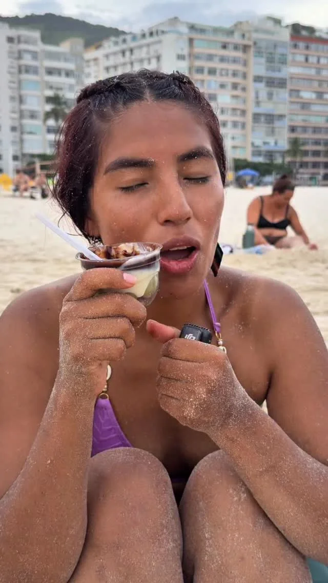 Probando todo lo que me ofrecieron en la playa