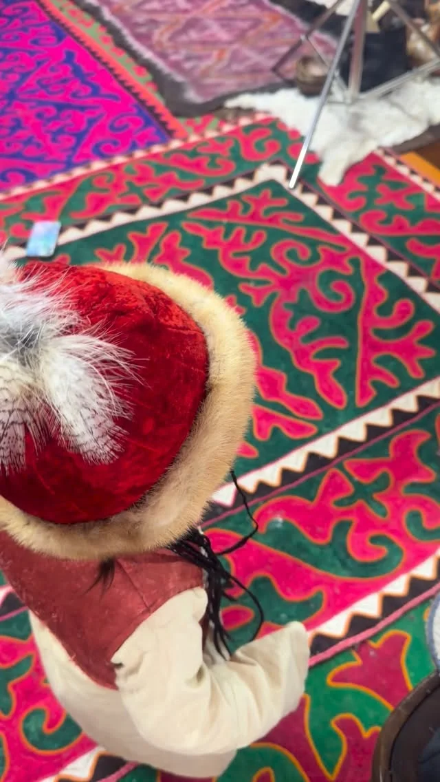 Тайэнесинин сүйүнткүчү❤️ -Тайэнең сени кантип чакырат ? - Чый Чаян ( Чыр Чаян) …. ( мен аны башынан ушунтем , “девочка с характером” атасын дагы ( Нуркулду) апасын дагы( Мадаленаны) тарткан эмес , короче өзүнүкүн эч кач...