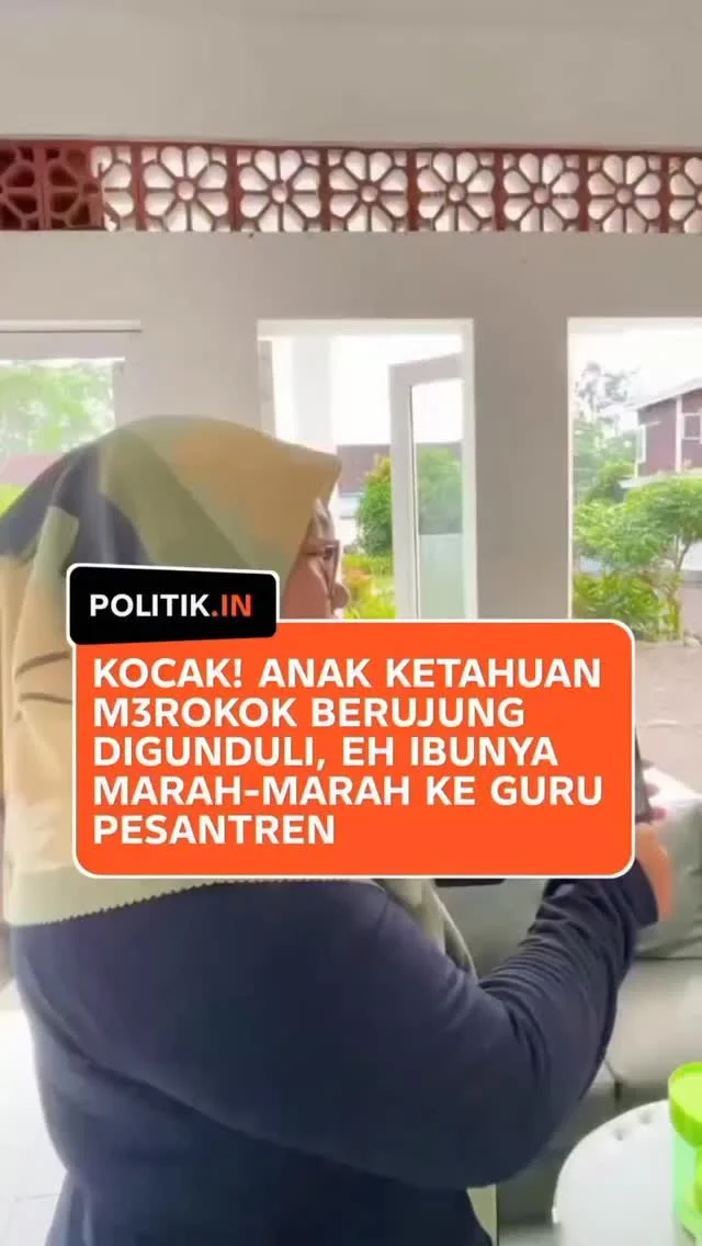 Istri polisi dong berkata "saya mau memviralkan anda kok malah sya viral duluan" ... Seorang ibu tak kuasa menahan amarah saat mendatangi pesantren tempat anaknya menimba ilmu. Pemicunya? Sang anak mendapat sanksi digun...