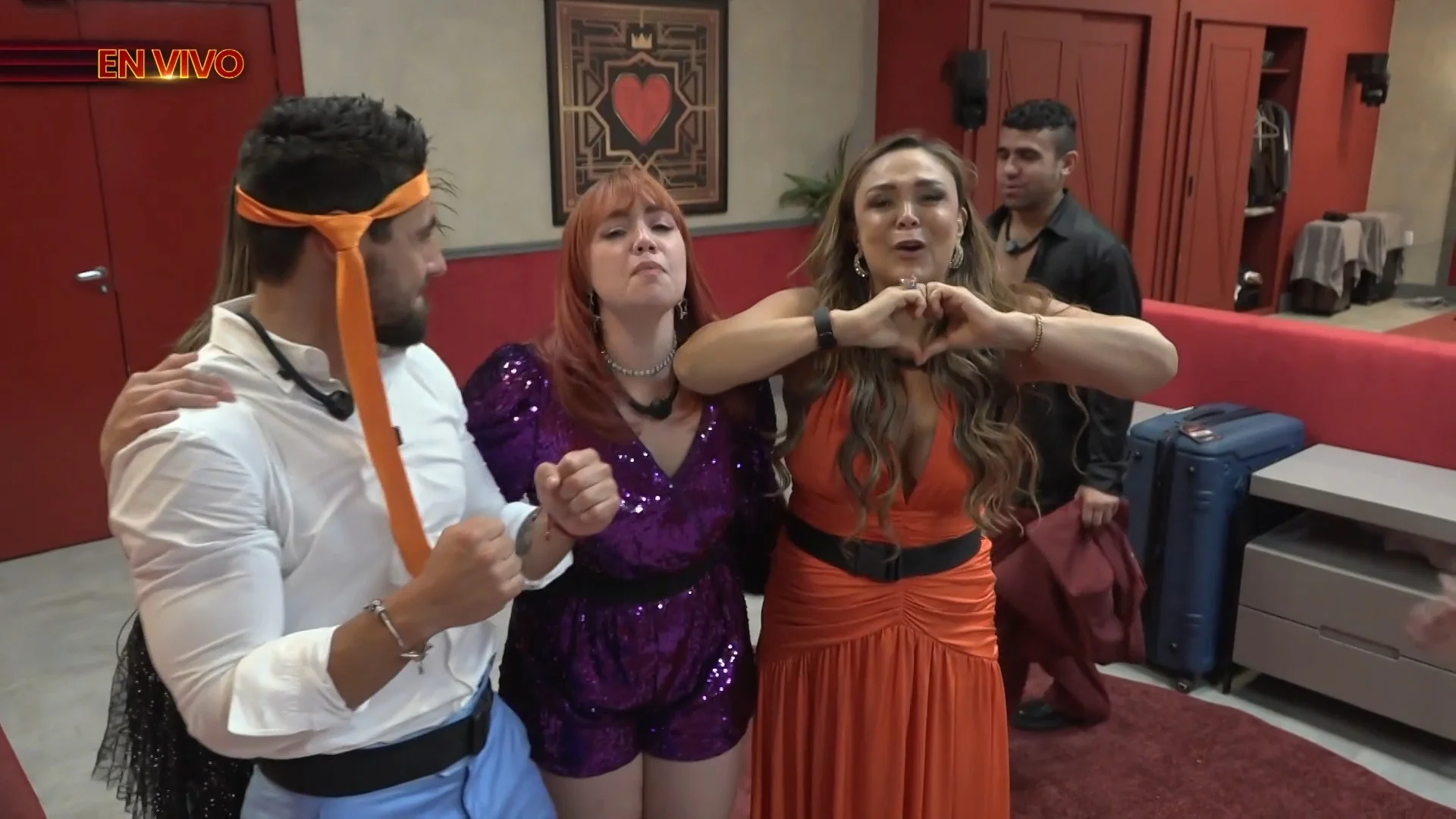 #TeamPueblo no puede con la EMOCIÓN y CELEBRA el regreso de @ale_jaramillo y @betamejia 😎🔥

📺 ¿#ApostaríasPorMí? disponible en #ViX, #Univision, #UniMás y #LasEstrellas ❤️‍🔥