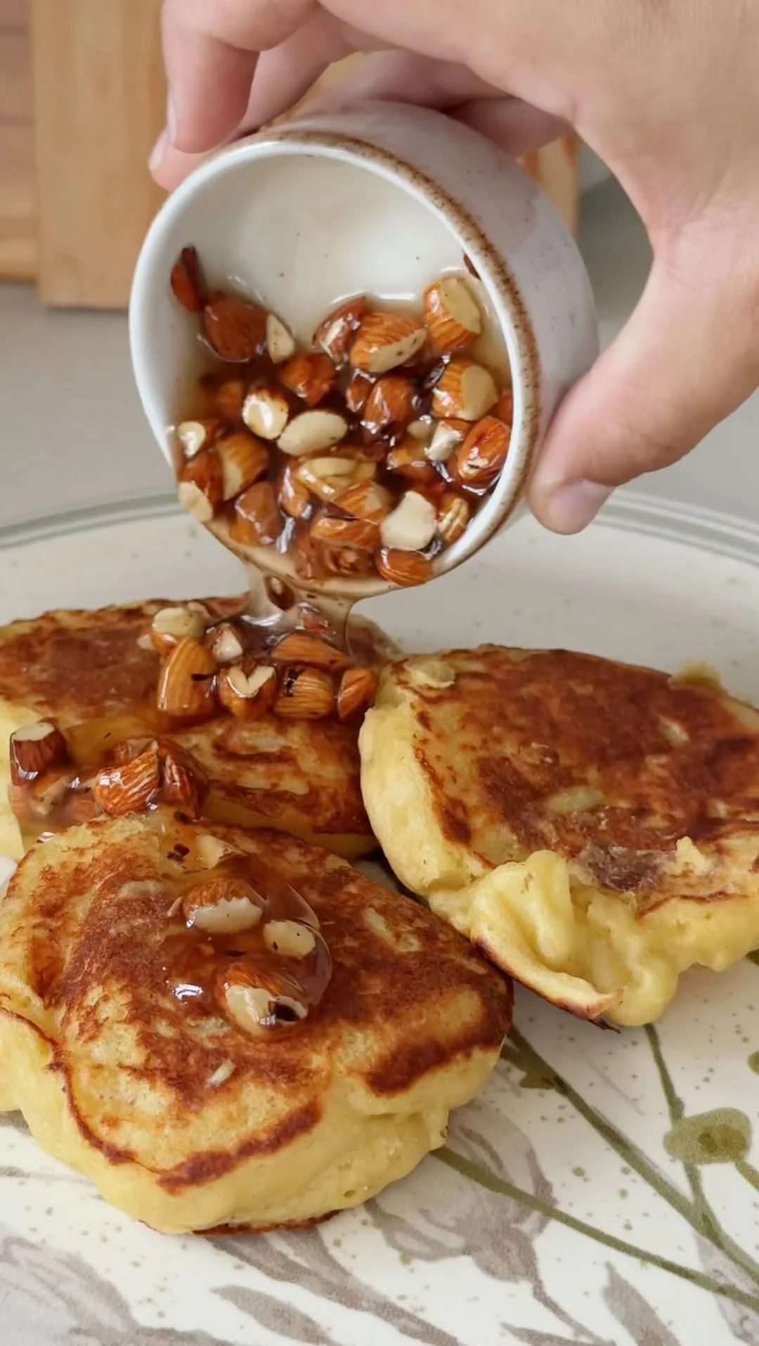RECETA: pancakes de manzana Ingredientes: 1 manzana pequeña (verde o roja) pelada y en cubitos pequeños. 2 cdas de yogurt griego. 1 huevo. 1/3 taza de avena molida. Vainilla. Stevia o endulzante de preferencia al gusto....