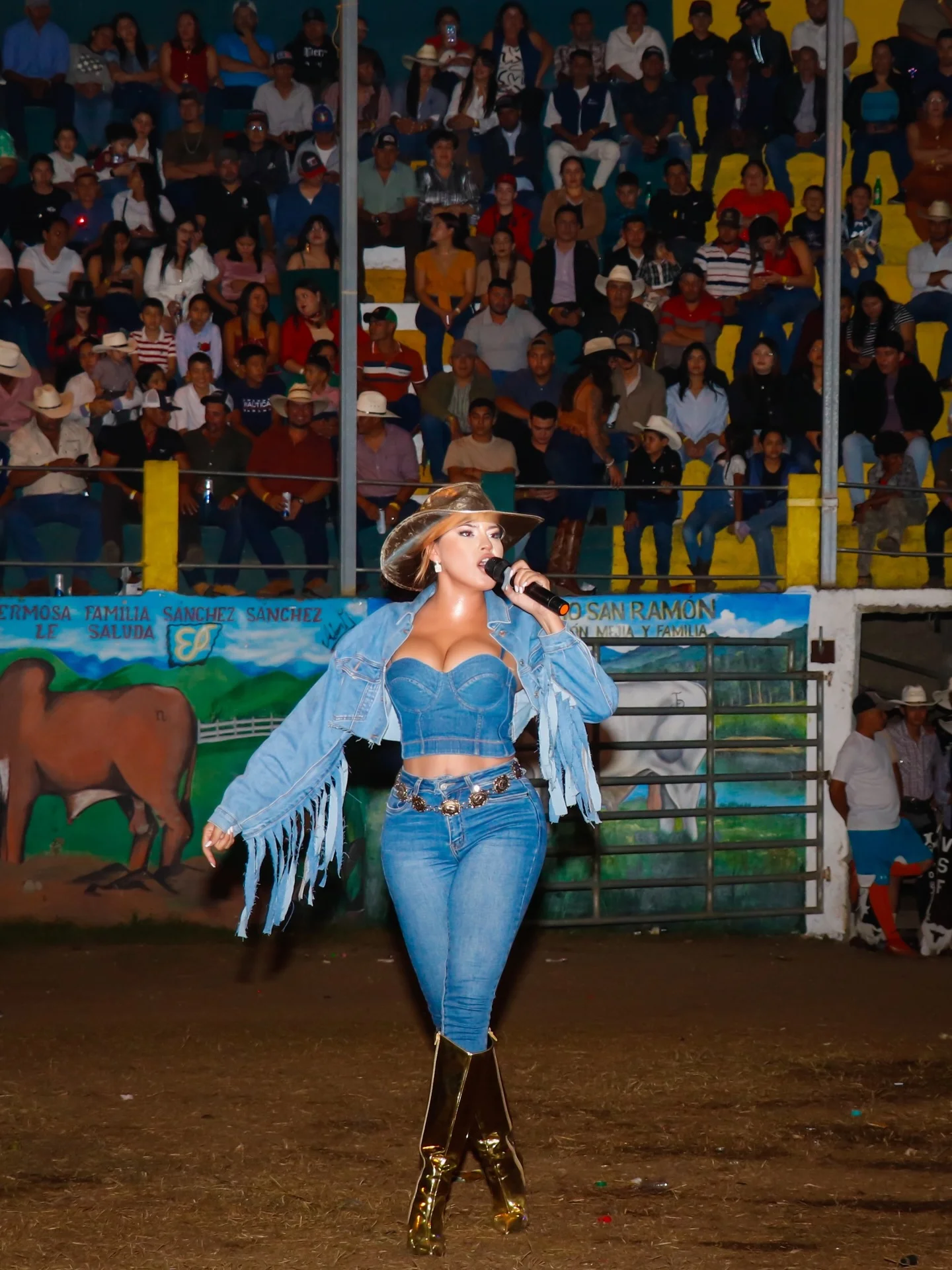 🔥Gracias, Trojes, El Paraíso, por abrirme las puertas con tanta calidez y hacerme sentir en casa desde el primer momento. 💛

🎤Fue un honor haber compartido con ustedes en un rodeo espectacular, lleno de alegría, buena música y momentos inolvidables. Bailamos, reímos, gozamos… ¡y la pasamos increíble! Cada aplauso, cada sonrisa y cada muestra de cariño quedarán guardados en mi corazón.🩷

Mi agradecimiento especial a todo el comité de ganaderos de Trojes por organizar estas hermosas actividades y por tomarme en cuenta como artista. Es un privilegio ser parte de eventos que celebran nuestras tradiciones y unen a la gente en un ambiente tan sano y alegre.📍
