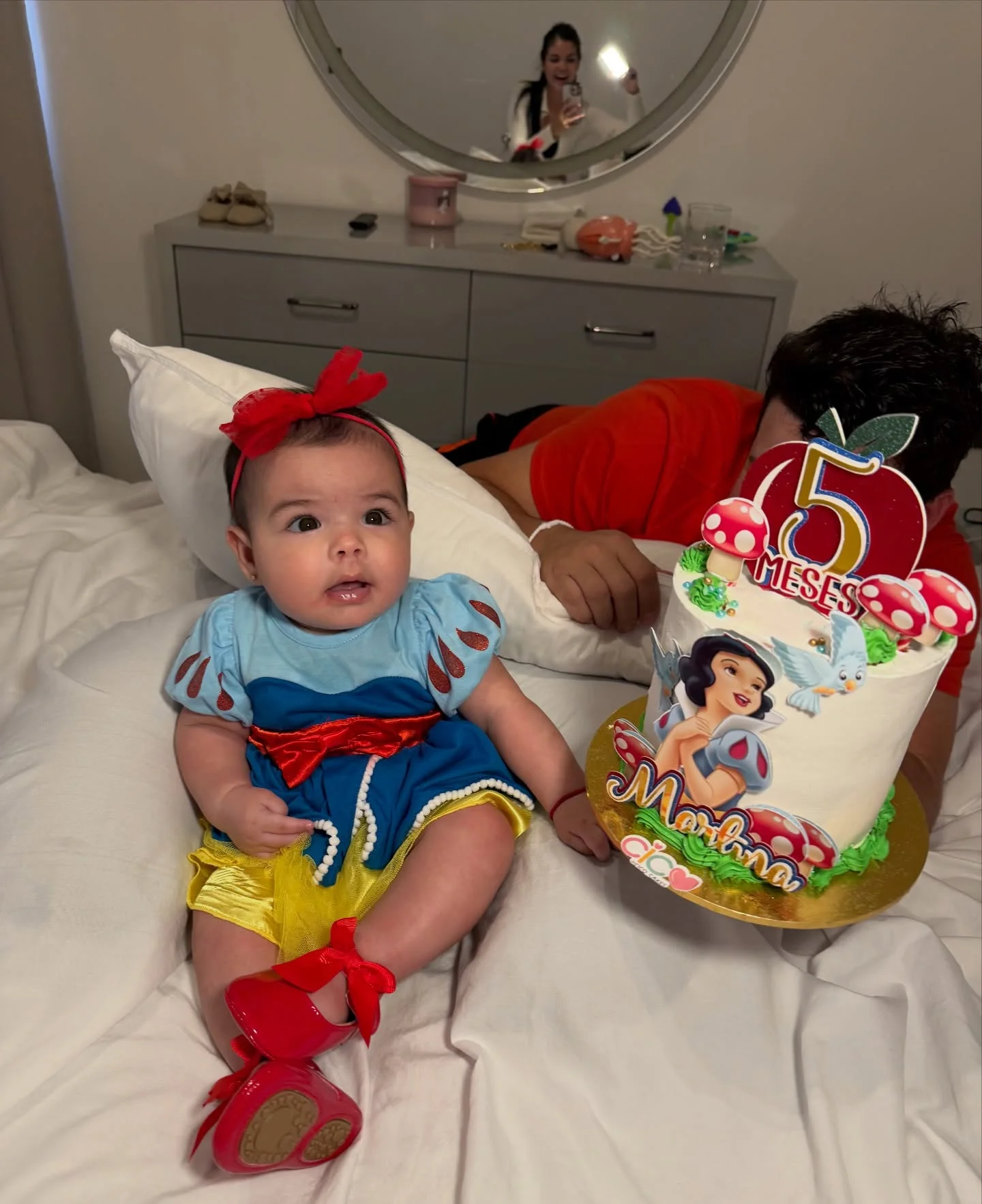 Iba a ponerle IA en el fondo, pero este fondo lo dice todo. Sus jugueticos, migue escondiéndose 5 meses de mi Martina ( los cumplió el 19) y este es el otro disfraz que uso en carnaval