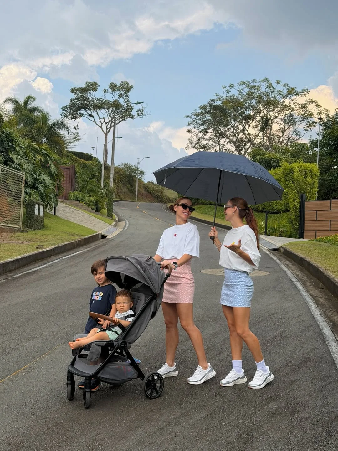 Ser mamá. Ser empresaria. Entrenar. Crear. Liderar. No necesitamos más horas en el día… Necesitamos aliados que nos acompañen en cada paso ✨ Hoy probamos los nuevos Cozy Fit de Skechers todo el día… y sí, sobrevivieron...