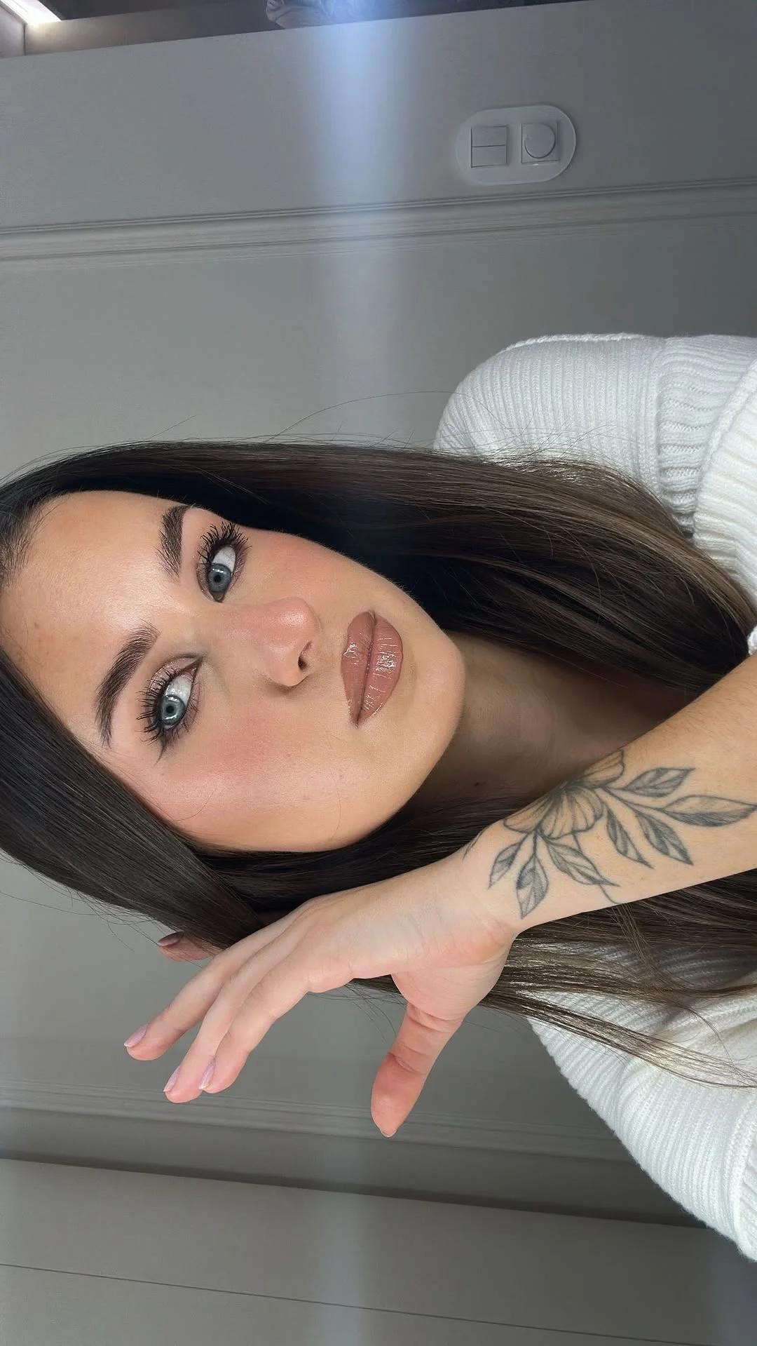 ktoś napisał, że w mocniejszym makijażu i prostych włosach wyglądam jak gdy chodziłam na imprezy w liceum and I couldn’t agree more #makeup #goingout #gettingready #grwm