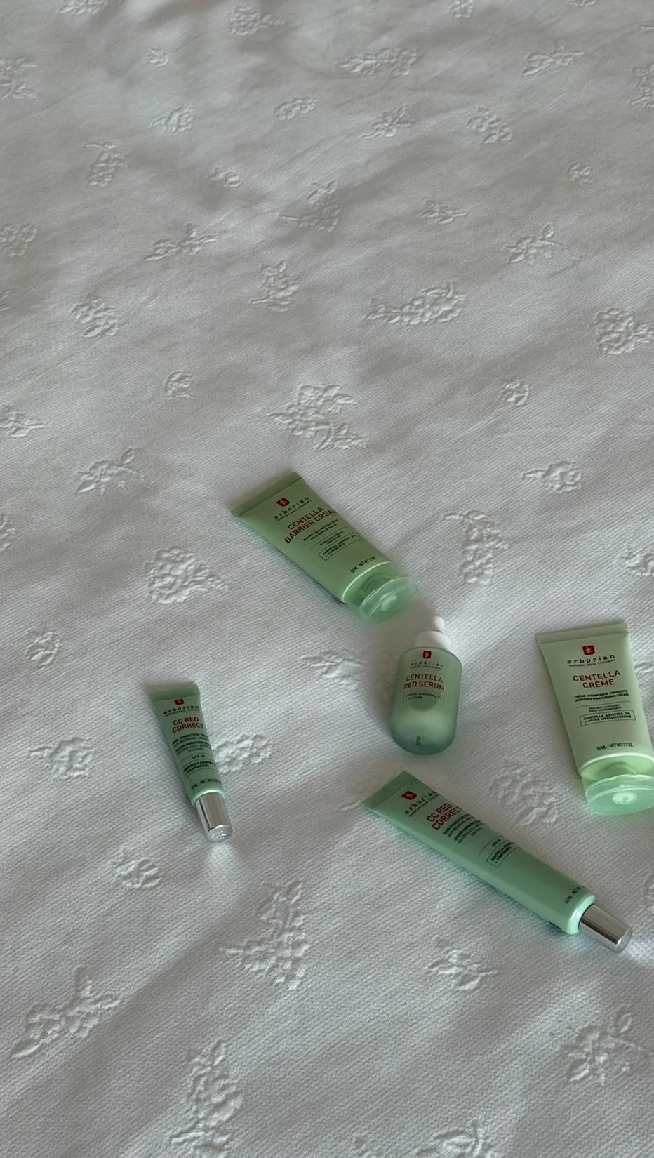Zaczerwienienia? U mnie to temat, który wraca… ale mam na to swój sposób W mojej rutynie od @erborian_pl: Centella Red Serum - koi i wycisza skórę Centella Barrier Cream lub Centella Crème – w zależności czy potrzebuję...