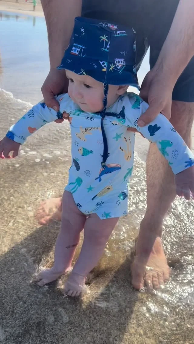Manu conociendo el mar! 😭❤️🐥🌊