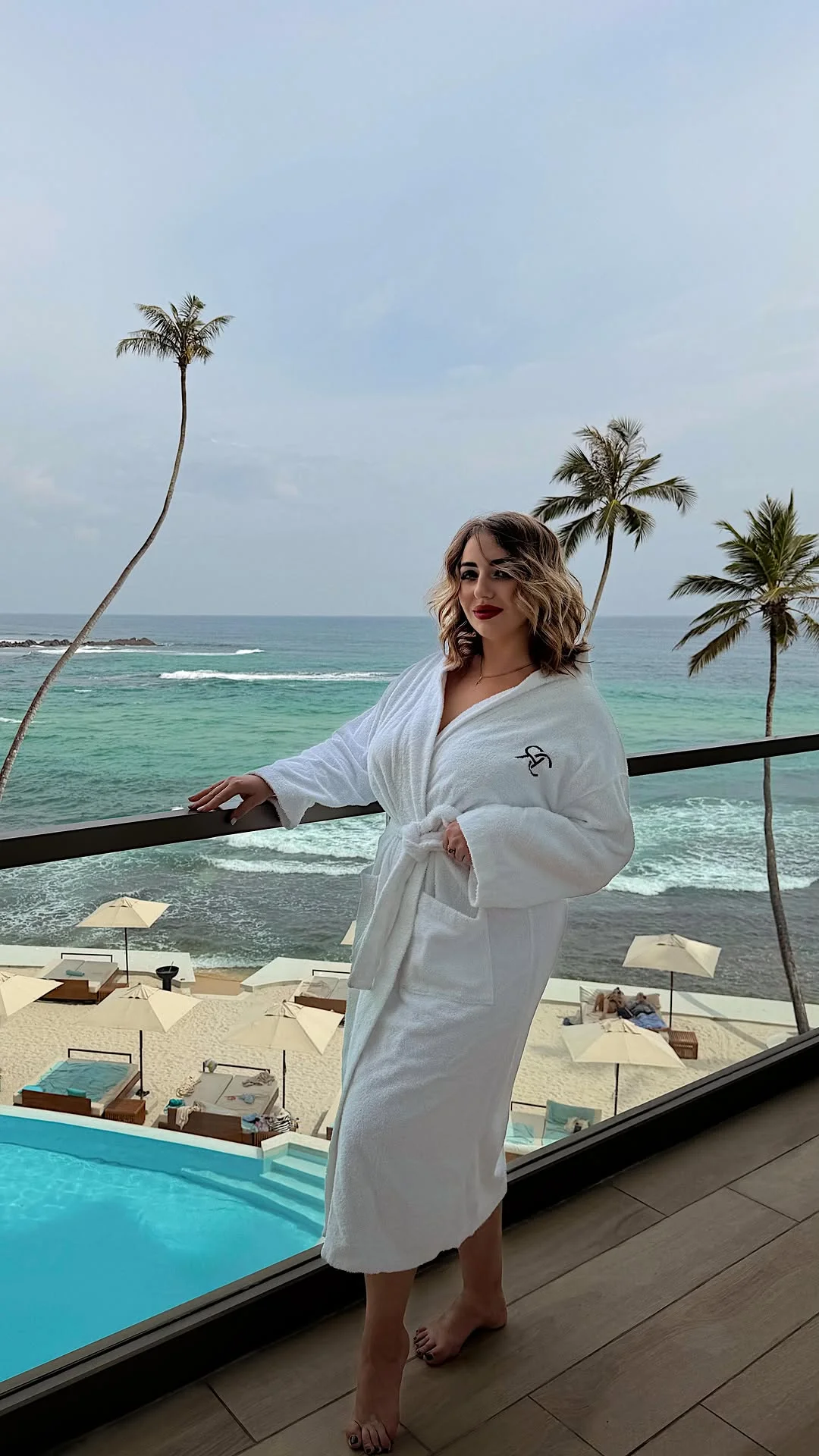 Просыпаюсь с самым красивым видом на Шри-Ланке — в отеле моей мечты. Индийский океан у ног, утренний глоток воды и этот пейзаж… Им просто невозможно налюбоваться! Кажется, я живу ту самую жизнь, которую себе нааффирмиро...