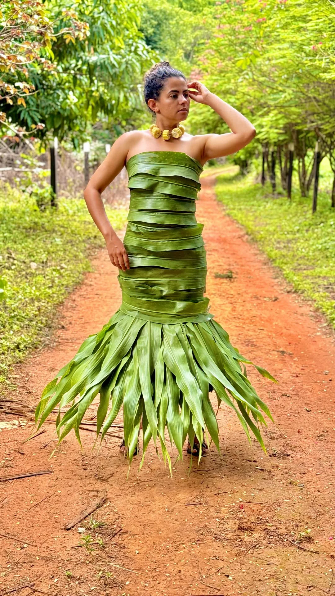 Look feito de palha de milho, tampa o corpo quase todo só fica as pernas e os braços de fora…