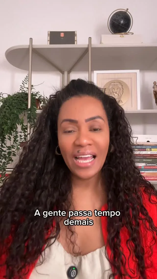 Ruptura não é um conceito bonito ou uma modinha passageira. É a decisão de parar de carregar o que já morreu: pessoas, padrões, versões suas que já não existem mais. Se você está cansada de entrar ano após ano com as me...