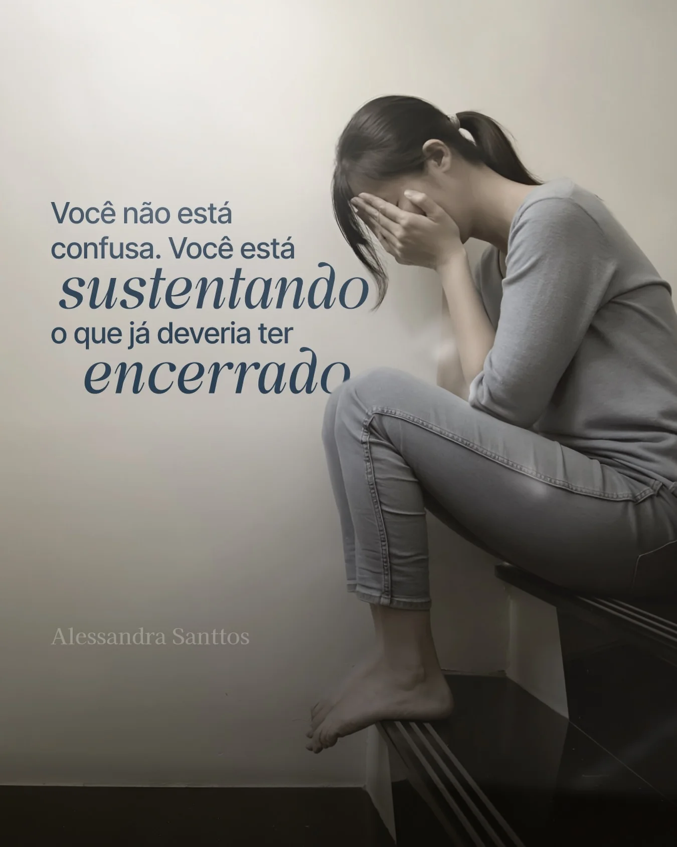 Tem coisa que a gente insiste em chamar de confusão só pra não ter que admitir que é medo. Você sabe o que precisa ser encerrado, só dói demais assumir que o que um dia fez sentido hoje só ocupa espaço. E aí você adia,...