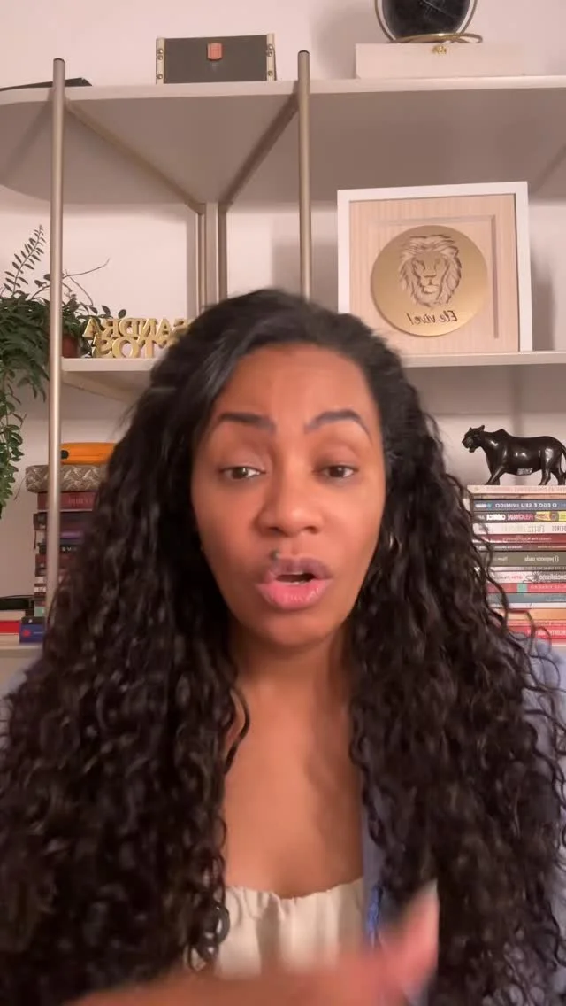 Tem gente que aprendeu a falar um idioma sem nunca ter entrado no país. Já conheci gente assim. Bíblia sublinhada, discurso impecável, mas incapaz de pedir perdão numa discussão simples. Eu já vi isso de perto. Discurso...