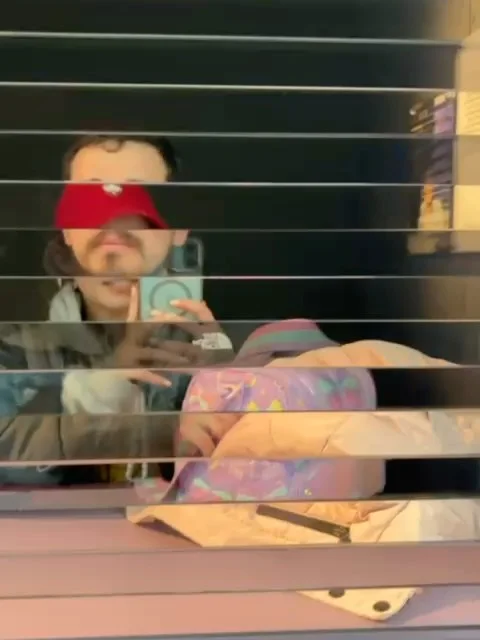 Tem essa coisa misteriosa que vai acontecendo numa família. Pouco a pouco, parece que vamos nos tornando um só: os mesmos olhos, a mesma boca, o mesmo cheiro, as mesmas manias. No entanto, o mistério não para por aí. Ca...