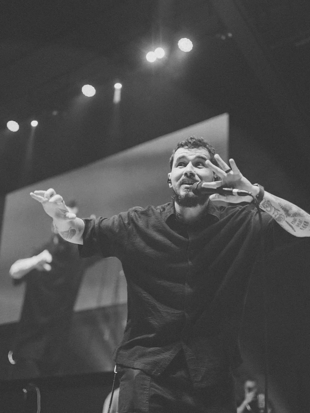 Há uma diferença entre profundidade e novidade. Quando o púlpito vira vitrine, o fogo se apaga. O poder que procuramos não nasce das nossas ideias, mas do retorno humilde ao Evangelho de Cristo. Dias 13–14 de Março , no...