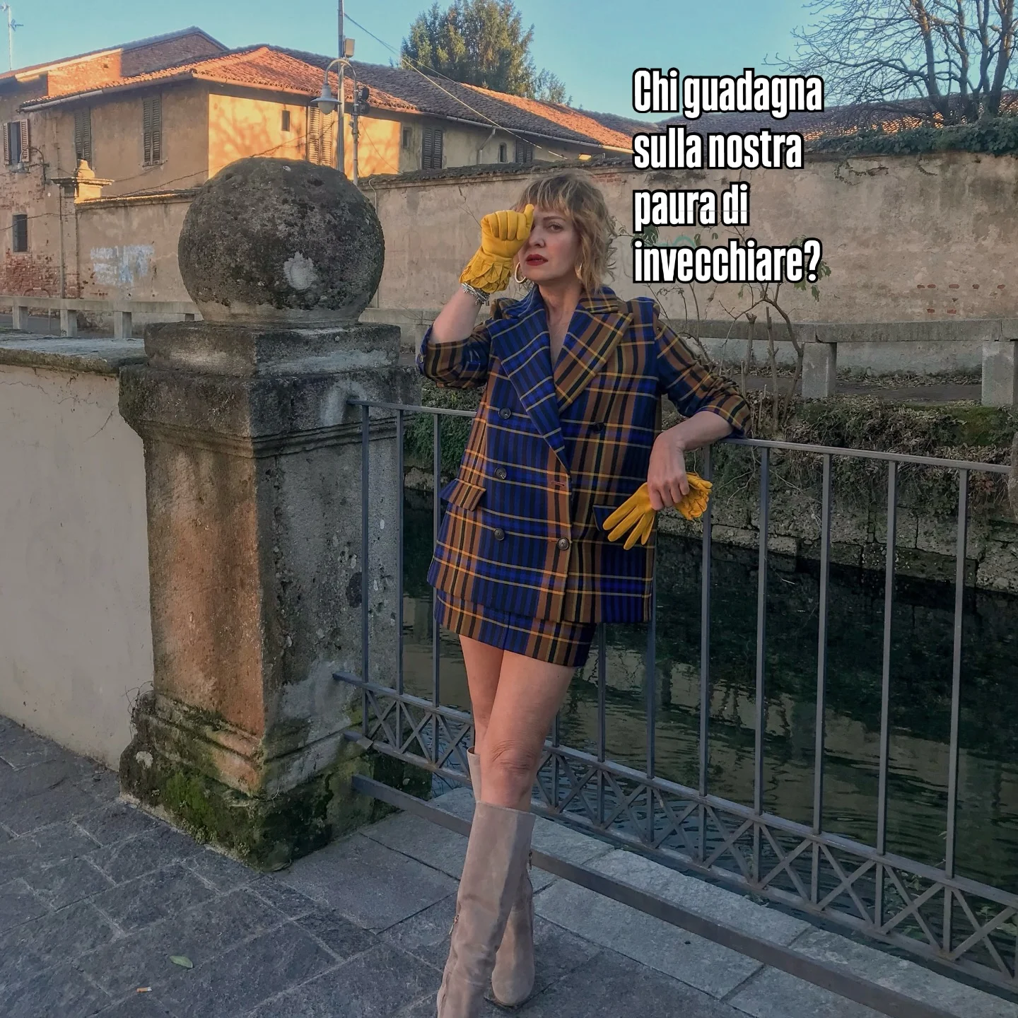 Ci guadagna chi ha interesse a farci credere che il tempo sia un difetto da correggere. Ci guadagna soprattutto l’industria del beauty che con l'anti-age trasforma ogni ruga in un problema, ogni capello bianco in un’eme...