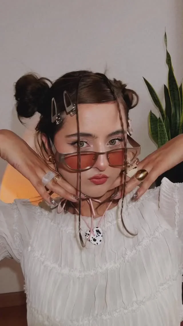 Sigamos reviviendo los peinados mal hechos pero que se ven cool y no llevan nada de tiempo. #hairstyle #messybuns #hairstyle90s