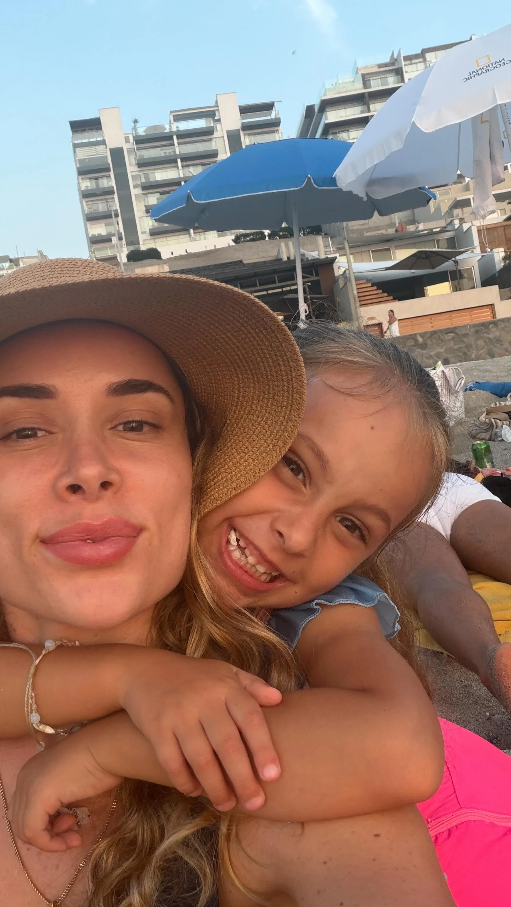 Llegó mi hora de relajo ok? 8pm y ya es viernessss jejejeje te amo hijita per la adolescente que habita en mi quiere marmotear un ratito