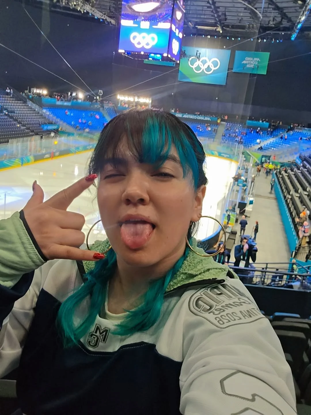 En realidad no sabía que esperar, pero wow, el Hockey sobre hielo…! muy dinámico y divertido y un excelente partido y ambiente del público en el USA vs Suecia para definir al primer equipo finalista. #milano #winterolym...