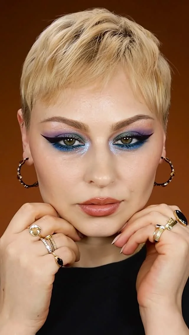 Testing out a new bridal look loloolololool jk Loving these jewel tones tho @aoramakeup Mírame Palette @r.e.m.beauty Fembot Fatale Palette @makebeautyofficial Liner in Galaxy and Liquid Liner in Meteorite @rephr.to 02 a...