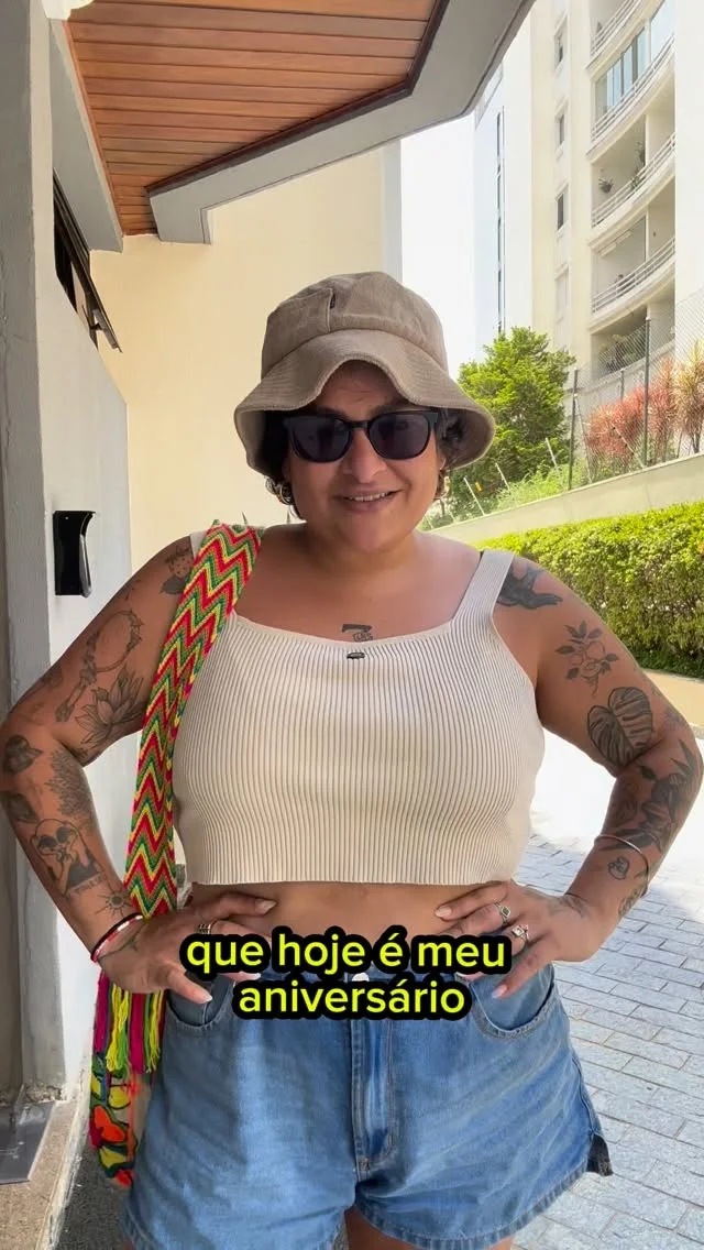 O aniversário é meu, mas dei de presente pra vocês uma história minha pra variar. AHAMMMMM! Já viveu isso? ME sinto uma garotaaaaaaaa hahahha parabéns pra mim!!!