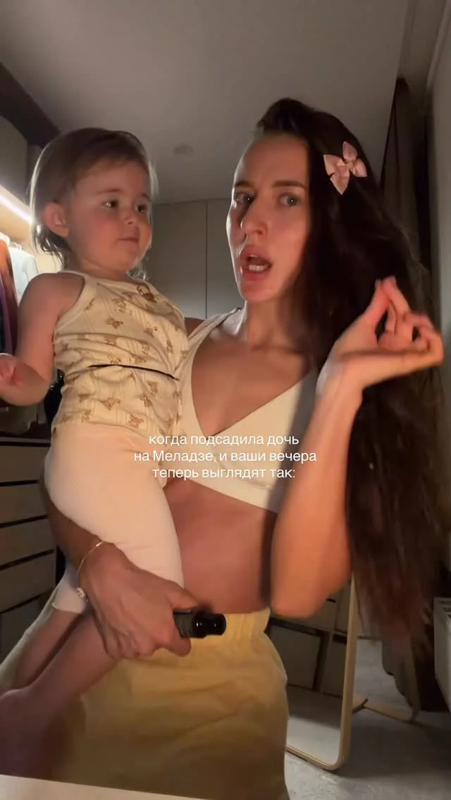 Я ржу, как этот пирожок пытается повторить чисто КАЖДОЕ моё движение Отыгрывает на 200%!! Обожаю танцевать перед зеркалом под Меладзе, мой личный вид терапии, если хотите Напряжение сняли, лимфу разогнали, ребёнка развл...