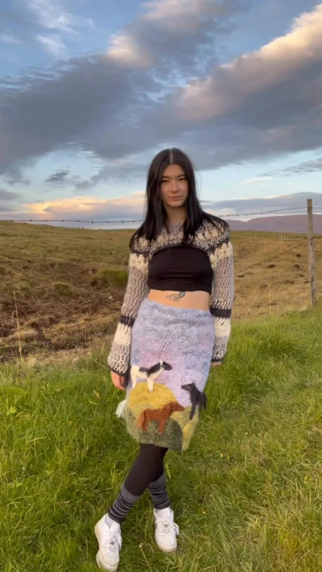 Happy year of the horse! I made this horse skirt in 2022 during my stay in Iceland, I was very inspired by the horses there. Made of 100% Canadian wool hand dyed by me