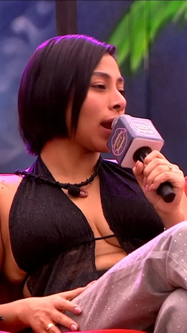 Las diferencias entre Karola y Alexa no terminan en La casa de los famosos Colombia. 😨 Karola dice que tienen más similitudes de las que se imaginan, 🙊 sin embargo, Alexa no está de acuerdo. 🫣 ¿Qué opinas? #lacasadelosfamososcol3