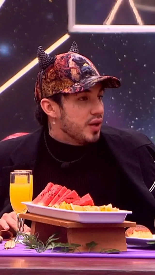 En La casa de los famosos Colombia los amigos no siempre dicen lo que quisieras escuchar y los enemigos parecen tener más palabras de afecto... 🔥😳 Para la muestra, estos botones, ¿qué opinas de lo que está pasando entre Valentino, Karola y Nicolás?🤔 #lacasadelosfamososcol3