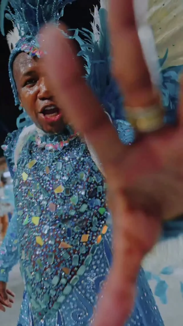 Vem sentir de perto a emoção do samba dele @alexcoutinhooficialrj brilhando com a @paraisodotuiutioficial ✨ É a Tuiuti deixando sua assinatura na Sapucaí! #MagiaSemFim #ParaisoTuiuti #RioCarnaval2026
