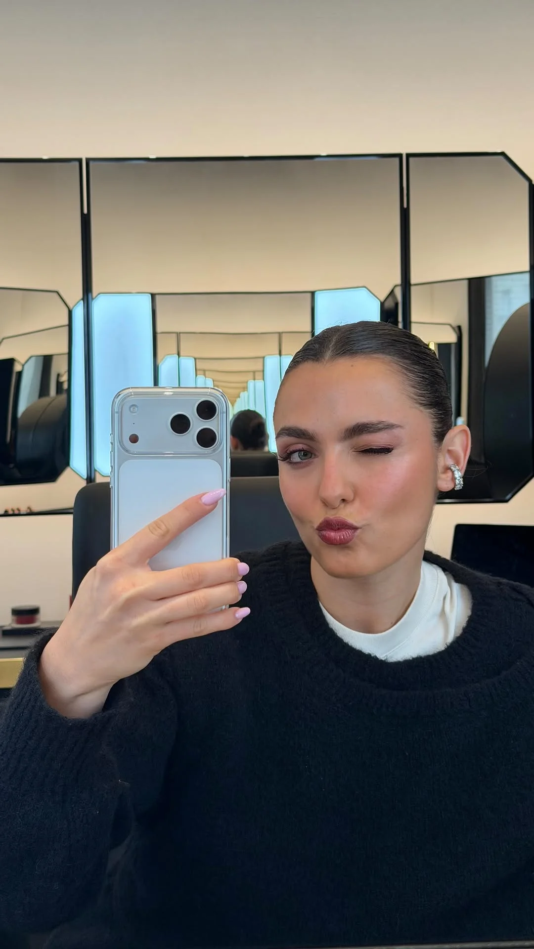 POV: you spend your morning at Chanel Beauty in Paris ✨ And tell me why this building has a whole different vibe on every floor. The entrance? Full beauty heaven: makeup, fragrances, accessories… everything. First floor...