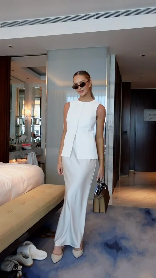 Comment SHOP for the outfit links👀 I know number 3 is going to apply to a lot of you!! 🙈 3 reasons you hate your holiday outfits 
.
https://liketk.it/5UXtb