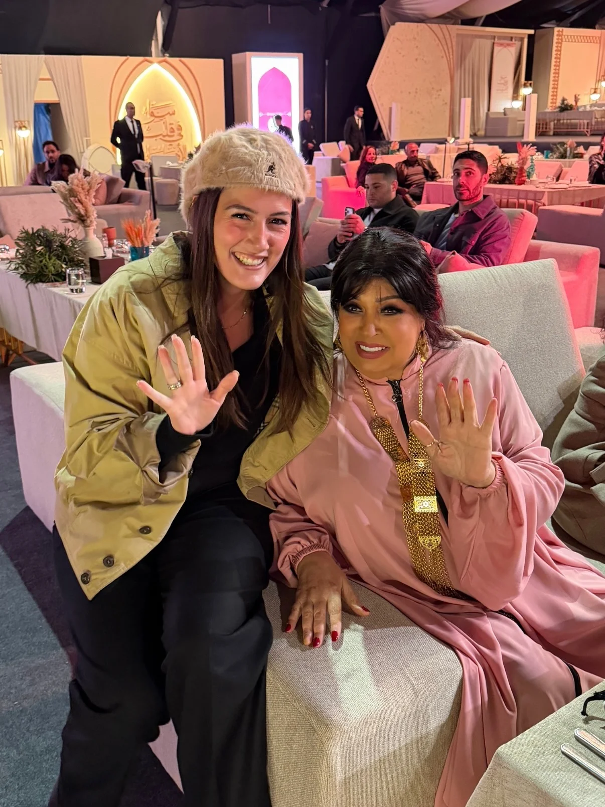 يا جماعة أنا بحب فيفي عبدو جدا جدا جدا انسانة على طبيعيتها و مليانة بهجة ما شاء الله ربنا يحرسها ❤️❤️❤️ من أجواء خيمة سوا على الأهرامات