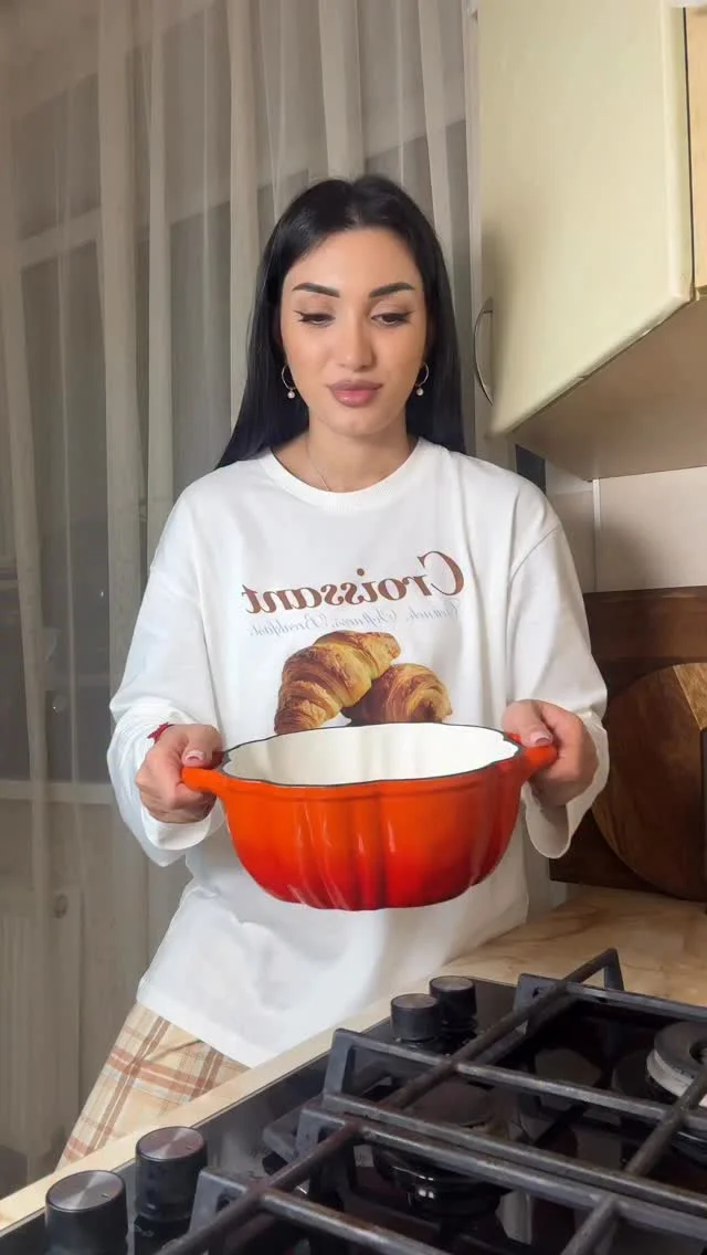 Ватрушки с творогом и вишней Что нужно для теста: 250 мл теплого молока 2 ст. л сахара щепотка соли 10 гр ванильного сахара 7 гр быстродействующих дрожжей 1 яйцо ~400-450гр муки 60 гр растопленного сливочного масла Что...