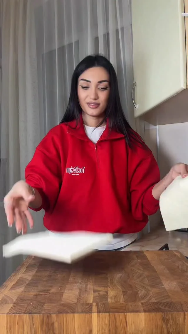 Слоеный десерт на скорую руку Слоеное тесто (у меня бездрожжевое) разрезала на квадратики и поставила в духовку на 190 градусов минут на 10 За это время взбила 250 г сливок 33% с 150г сгущенки когда сливки взбились, доб...