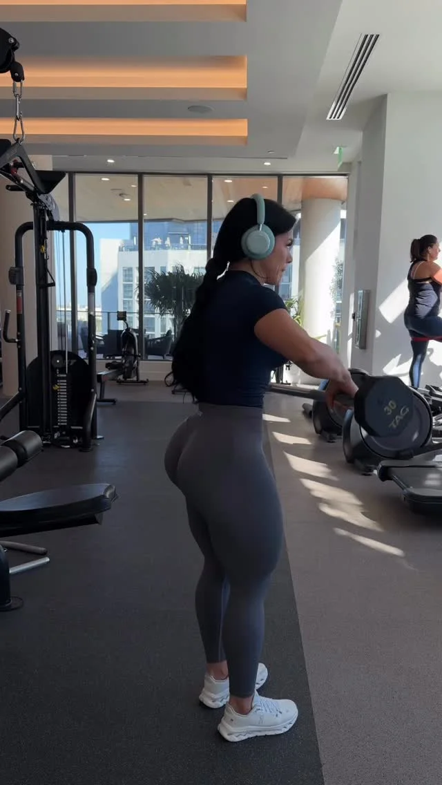 Las piernas no se construyen con excusas, se construyen con disciplina. Hoy duele, mañana se nota.