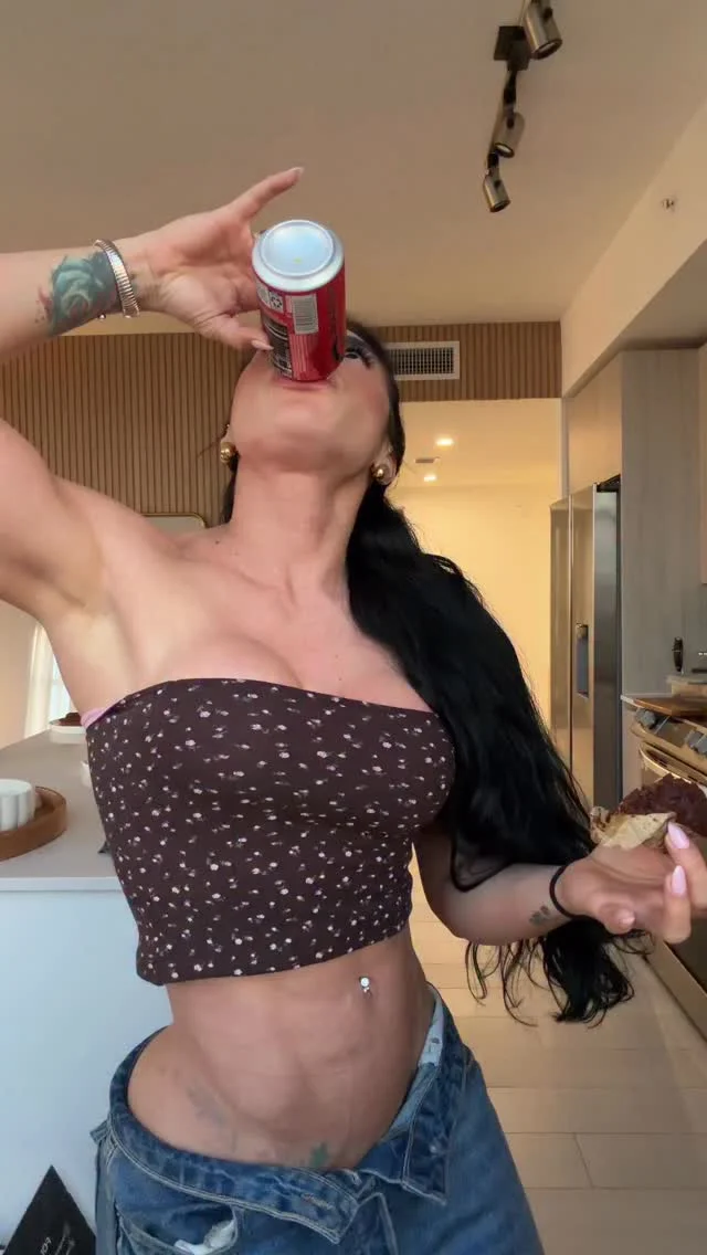 4 INGREDIENTES‍✨: -2 bananas -2 huevos -2 cucharadas de 100% cacao -1/3 taza crema de maní Opcional : polvo para hornear y chispas de chocolate sugar Hornear a 350° por 25 minutos #fitnessmotivation #fitnessgirl #recetas