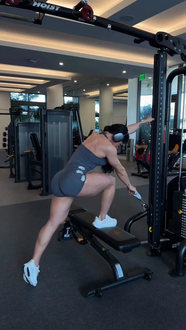 Otro día de GLÚTEOS. 
Feliz inicio de semana🙆🏻‍♀️. 

#fitnessmotivation #gluteworkout #fitnessgirl