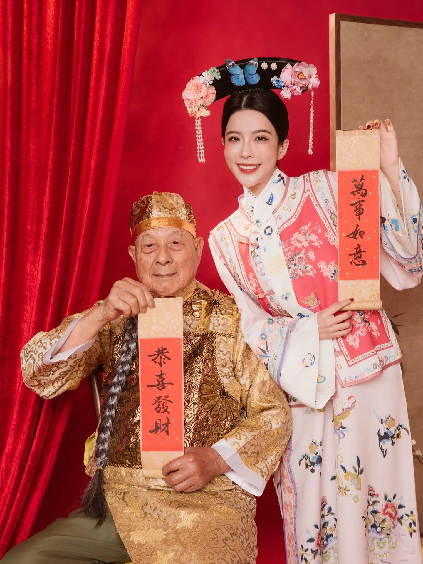 大年初一跟來跟大家拜年❤️ ㊗️各位小主萬福金安 謝謝這位的配合 一圓孫女的後宮夢！！！ 我等好幾年了！ 但是西咪媽謝 的衣服好像有點買太小了哈哈哈哈哈哈 但是道具很細節喔！ 的頭髮是灰白色的！ 本來要配上甄嬛傳的主題曲 今天發現好像太悲情了不太適合 希望大家都跟甄嬛馬拉松一樣 永遠長紅❤️❤️❤️