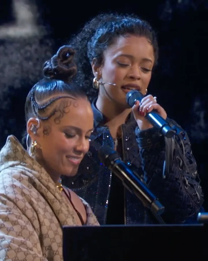 “Hell’s Kitchen” closes on Broadway this weekend after over 700+ performances, 2 Tony wins, & a Grammy. Congrats @hellskitchenbway! #aliciakeys