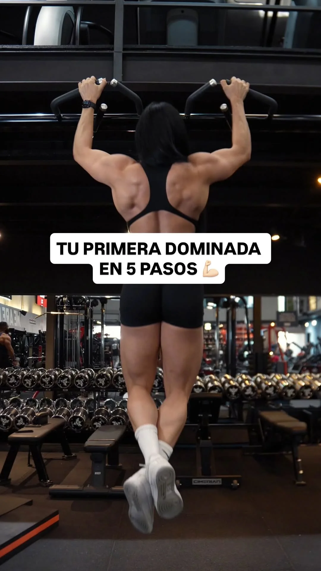 TU PRIMERA DOMINADA EN 5 PASOS 1️⃣ Comienza ganando fuerza en tus rutinas de espalda añadiendo jalón agarre neutro 2️⃣ Al final de tu rutina añade unas series de dominada inversa 3️⃣ Cuando consigas hacer 10 podrás ir p...