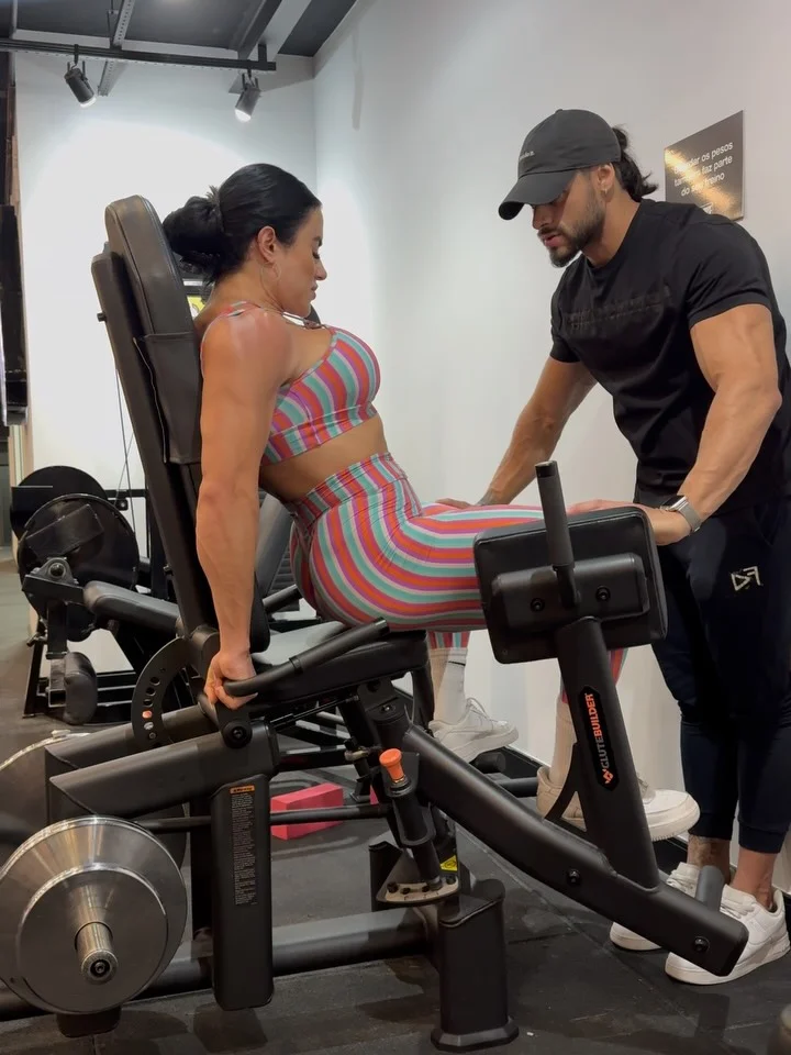 Lunes de GLÚTEO 1-Abducción 2-Hip Thrust 3-Hip Thrust reverso 4-Sentadilla sumo 5-Sentadilla búlgara 4x10-12 Conjunto @madeinbrazil_fit (-10% ALI10) #glutes #glutesworkout #gymmotivation