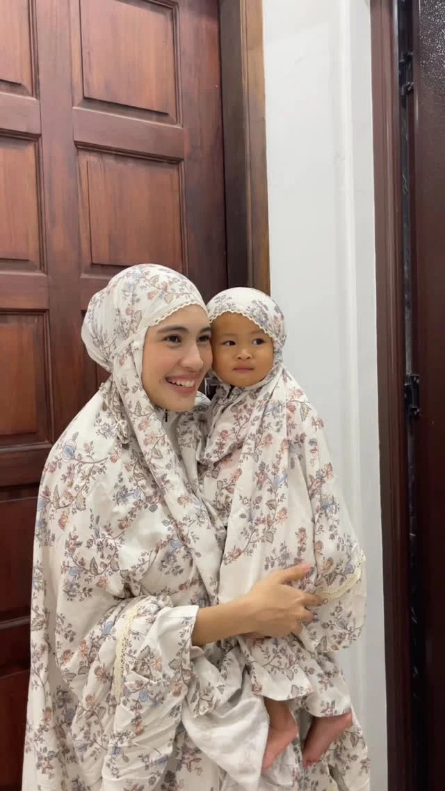 MARI KITA MUKENAH-KAN DIA!!!! @bymamaonty yaaa mukena couplenya