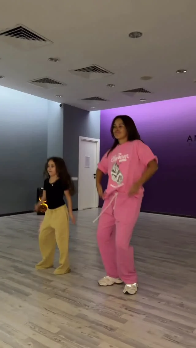 Мы с дочей в танцах ?)

Тренер @kotikidobrotiki