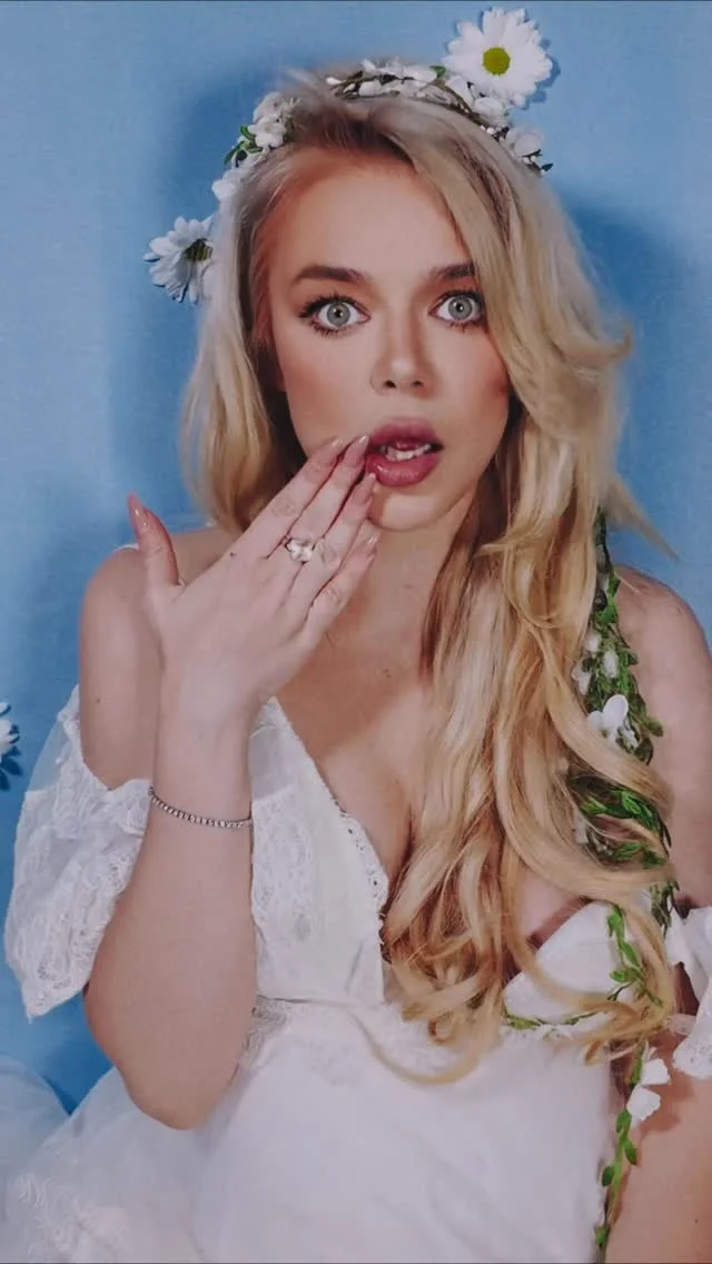 Дівчатка мої та хлопчики, дякую вам !!!! Дякую за ідеї імен Ми вибралиииии!!! І вибрали з тих, котрі ви пропонували А тепер питання до вас, яка ви квітка і яка квітка ваш чоловік? Якщо Льошка - Волошка. Пашка, Сашка - Р...