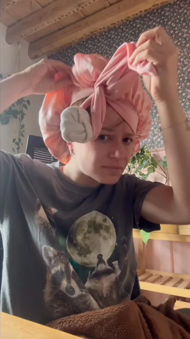 Que quelqu’un me retire internet avant que je ne tombe sur un tuto crâne rasé. #dessinésclub #reels #cheveux