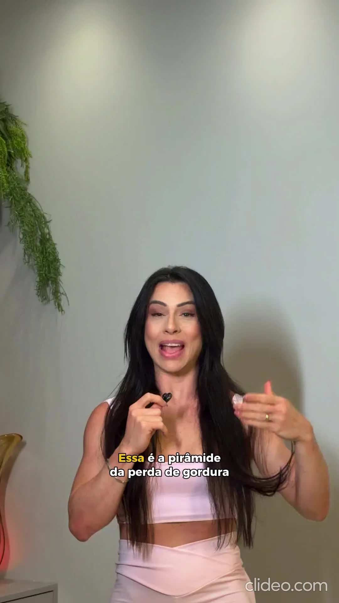 Não existe estratégia, jejum intermitente ou dieta da moda que supere o déficit calórico.

Sem déficit calórico, nada vai te emagrecer. Simples assim.

Na base da pirâmide está o que realmente manda no resultado:

🔺 Déficit calórico
É ele que determina a perda de gordura.

Depois vêm os aceleradores do processo:

🔺 Movimento diário
Andar mais, subir escada, se manter ativa ao longo do dia.

🔺 Musculação
Preserva e constrói massa magra, melhora o metabolismo.

🔺 Aeróbicos
Aumentam o gasto calórico e melhoram o condicionamento.

🔺 Abdominais
Fortalecem o core, mas não queimam gordura localizada.

No topo está a suplementação. Ajuda, facilita, otimiza. Mas não substitui a base.

Eu uso e recomendo @growthsuplementos
Cupom BFF para desconto.

Prioridade certa gera resultado certo.