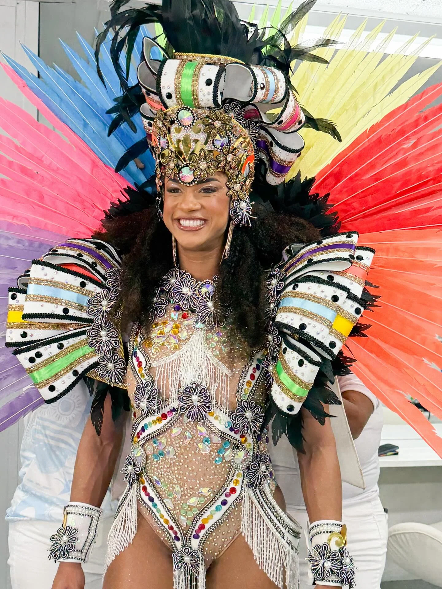 Ainda tentando colocar em palavras tudo o que vivo… 💙🤍
Antes do desfile, o coração parecia que ia sair pela boca. Entre maquiagem, ajustes na fantasia, abraços cheios de energia e aquela concentração silenciosa… é ali que a gente entende o tamanho do que está prestes a acontecer.
Estar com a @beijafloroficial é sentir uma comunidade inteira pulsando junto. É olhar pro lado e ver brilho nos olhos, fé, entrega e muito amor pelo que fazemos.
Quando pisei na avenida, já não era só sobre mim. Era sobre nós. Sobre representar, honrar e viver intensamente cada segundo.
Que experiência… que emoção… que Carnaval! 💙🤍
