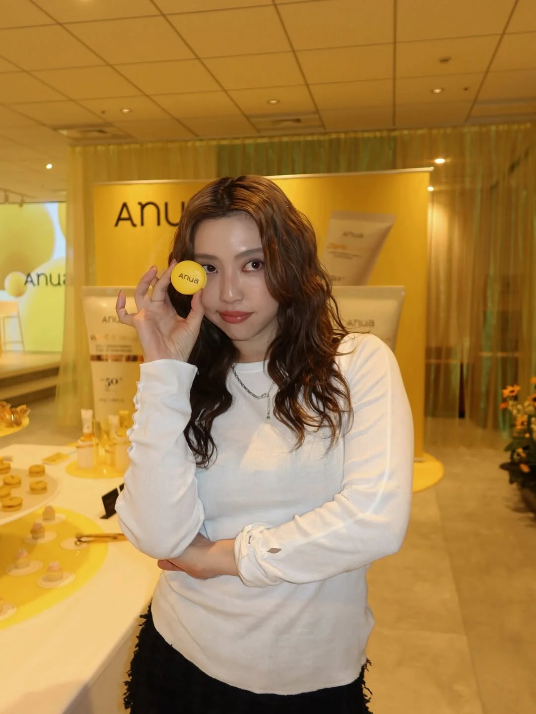 アヌアから新作のUVケアが3種類も登場！ ビタCトーンアップサンクリームとビタCサンスクリーンUVスティックは、話題のAnuaビタミン10 PORESTRIX セラムの有効成分が配合されていて、スキンケアとトーンケアもできる一石二鳥の日焼け止め☀️ サンクリームはプライマーのようにぴったり密着、スティックはメイクの上からも使いやすいよ ZERO-CAST モイスチャライジング サンスクリーンには、ヒアルロン酸、パンテノー...